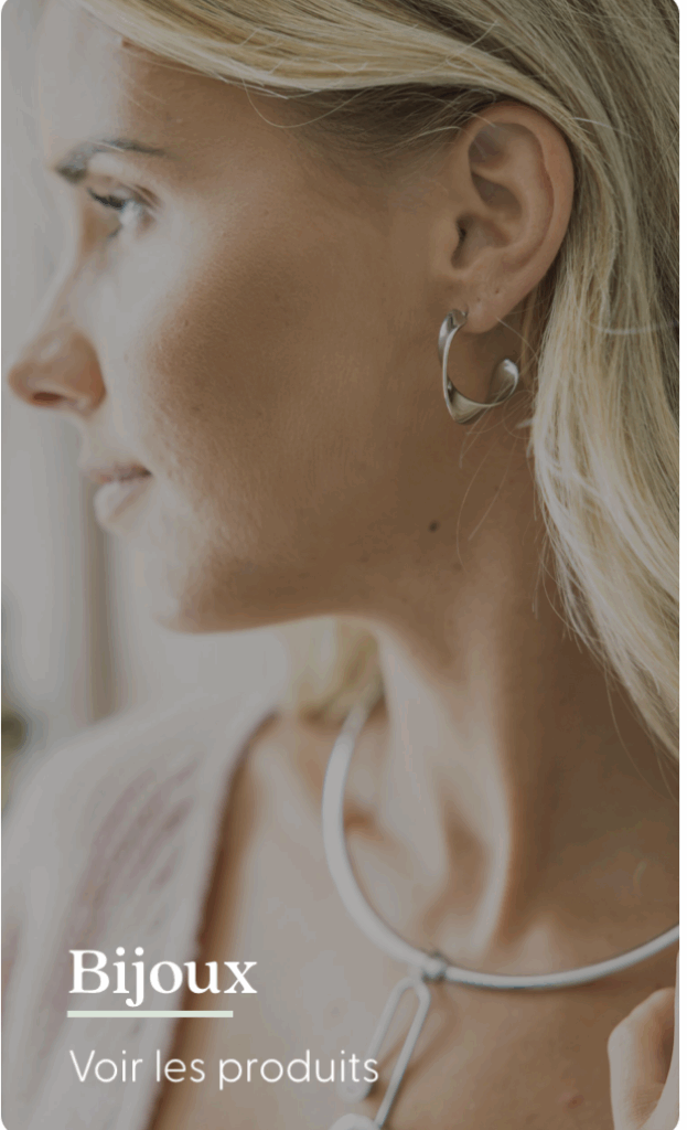 Mannequin posant pour une marque de bijoux, elle porte une boucle d'oreille et un collier de la marque en question, elle pose en regardant à sa gauche 